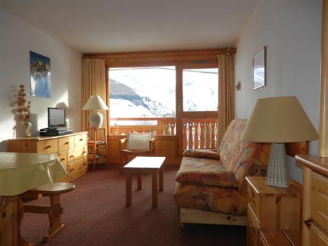  Studio 30m2 class� 3 �toiles �tat neuf 4�et dernier �tage ascenseur balcon expo sud vue d�gag�e sur montagne et pistes parking priv�  commerces et activit�s � proximit� imm�diate Au pied des pistes et t�l�cabine du jandri express qui vous emm�ne � 3600 m